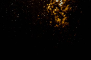 Görünür altın noktalı bulanık fotoğraf ışıl ışıl parlıyor. Lüks ve zevki gösteren bir duvar kağıdı olarak kullanılabilecek kadar lüks görünüyor..