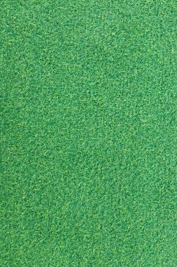 Detaylı deseni ve canlı rengi olan yemyeşil yapay çimenlere yakın çekim