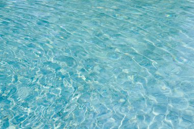 Yüzme havuzunda soyut mavi renk su dalgası arkaplan için saf doğal girdap desen dokusu kullanımı