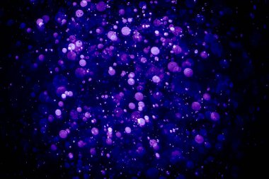 Mor menekşe ve mavi noktalı bulanık fotoğraf. Parlak, parlak bir görünüş. Duvar kağıdı olarak kullanılabilecek kadar lüks.