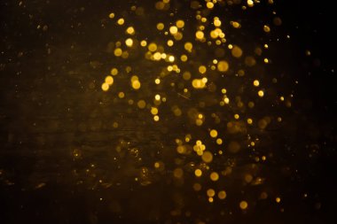 Görünür altın noktalı bulanık fotoğraf ışıl ışıl parlıyor. Lüks ve zevki gösteren bir duvar kağıdı olarak kullanılabilecek kadar lüks görünüyor..