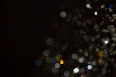 Karanlık arka planda renkli daireleri olan soyut sahte ışıklar, rüya gibi ve şenlikli bir atmosfer yaratıyor.