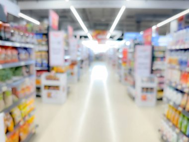 Bulanık süpermarket koridoru her iki taraftaki ürün rafları ve parlak ışıklandırma.