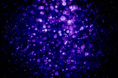 Mor menekşe ve mavi noktalı bulanık fotoğraf. Parlak, parlak bir görünüş. Duvar kağıdı olarak kullanılabilecek kadar lüks.