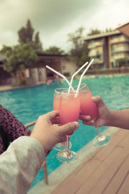 Kutlama toplantısı için havuzda kokteyl partisi.