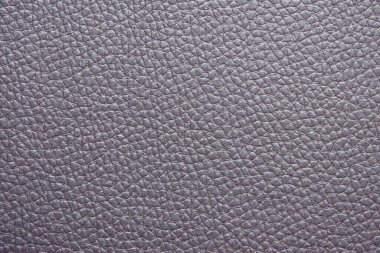 Yumuşak desenli Mor Deri 'nin yakın çekimi. Yüzey küçük, eşit aralıklı tahıllarla kaplı, pürüzsüz ve lüks bir görünüm sağlıyor. Nötr renk ve doğal doku onu çok yönlü bir arkaplan yapar.