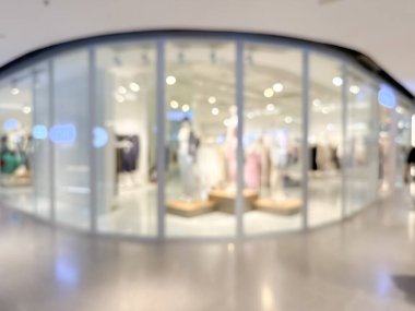 Hareketli bir alışveriş merkezinin bulanık görüntüsü modern bir perakende satış ortamının canlı atmosferini yakalıyor. İnsanlar alışveriş yaparken görülüyor.