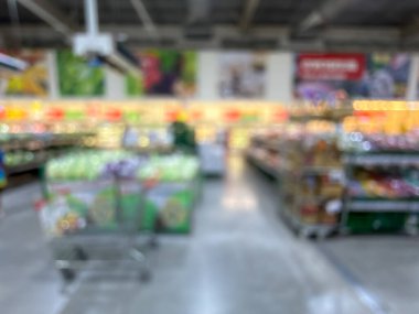 Raflarda çeşitli taze meyve ve sebzelerin sergilendiği bir market üretim bölümünün bulanık görüntüsü. Resim ürünün canlı renklerini ve dokularını yakalar