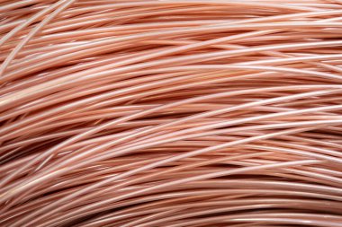 Parlak yüzeyi olan sarmalanmış bakır kabloların yakın çekimi, karmaşık örtüşen desenler, sıcak ışıklandırma..