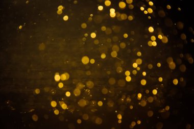 Görünür altın noktalı bulanık fotoğraf ışıl ışıl parlıyor. Lüks ve zevki gösteren bir duvar kağıdı olarak kullanılabilecek kadar lüks görünüyor..