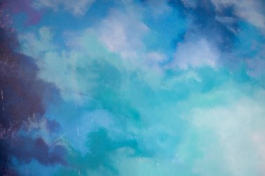 Mavi, mor ve yeşil renklerin dokulu görünümlü bir karışımını içeren soyut fırça darbesi resmi.