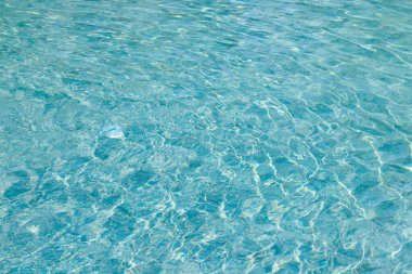 Yüzme havuzunda soyut mavi renk su dalgası arkaplan için saf doğal girdap desen dokusu kullanımı