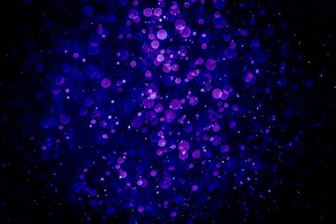 Mor menekşe ve mavi noktalı bulanık fotoğraf. Parlak, parlak bir görünüş. Duvar kağıdı olarak kullanılabilecek kadar lüks.