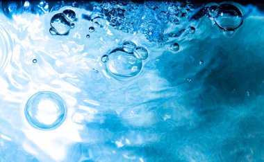 Su kabarcıkları havuzun arka planında soyut bokeh ışığı oluşturur. Havuzun arka planında soyut bokeh ışığı.