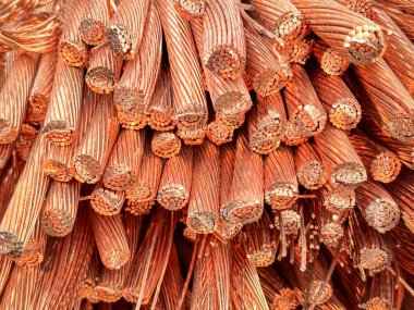 Yıpranmış bakır kabloların yakın plan çekimlerinde iplikler ve oksitlenme görülüyor..