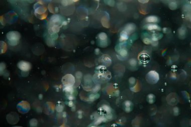 Siyah arkaplanda sudan gelen ışık bokeh