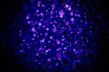 Mor menekşe ve mavi noktalı bulanık fotoğraf. Parlak, parlak bir görünüş. Duvar kağıdı olarak kullanılabilecek kadar lüks.