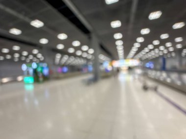 Havaalanı terminalinin bulanık görüntüsü, beklenti ve seyahat duygusunu yakalıyor. Resim boş bir bagaj teslim alanını gösteriyor