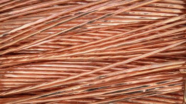 Karışık bakır kablolar karmaşık kıvrımlar ve yansıtıcı dokular sergiliyor.