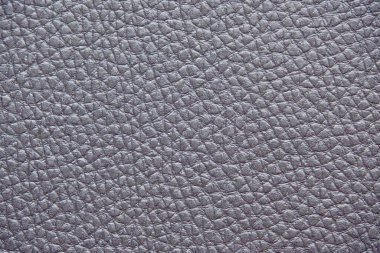 Yumuşak desenli Mor Deri 'nin yakın çekimi. Yüzey küçük, eşit aralıklı tahıllarla kaplı, pürüzsüz ve lüks bir görünüm sağlıyor. Nötr renk ve doğal doku onu çok yönlü bir arkaplan yapar.