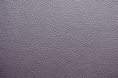 Yumuşak desenli Mor Deri 'nin yakın çekimi. Yüzey küçük, eşit aralıklı tahıllarla kaplı, pürüzsüz ve lüks bir görünüm sağlıyor. Nötr renk ve doğal doku onu çok yönlü bir arkaplan yapar.
