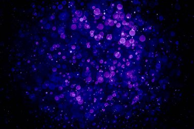 Mor menekşe ve mavi noktalı bulanık fotoğraf. Parlak, parlak bir görünüş. Duvar kağıdı olarak kullanılabilecek kadar lüks.