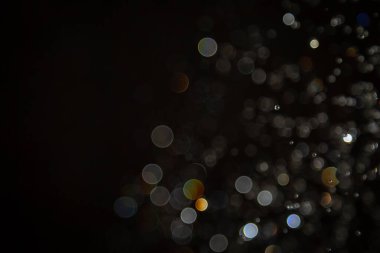 Karanlık arka planda renkli daireleri olan soyut sahte ışıklar, rüya gibi ve şenlikli bir atmosfer yaratıyor.