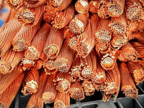 Yıpranmış bakır kabloların yakın plan çekimlerinde iplikler ve oksitlenme görülüyor..