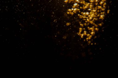 Görünür altın noktalı bulanık fotoğraf ışıl ışıl parlıyor. Lüks ve zevki gösteren bir duvar kağıdı olarak kullanılabilecek kadar lüks görünüyor..