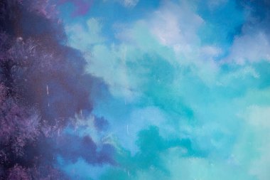 Mavi, mor ve yeşil renklerin dokulu görünümlü bir karışımını içeren soyut fırça darbesi resmi.