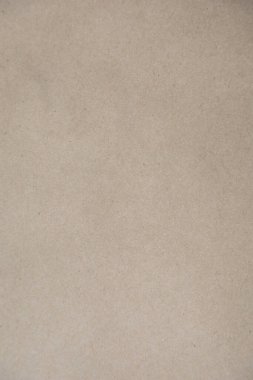 Kahverengi bir Kraft kağıt dokusunun yüksek çözünürlüklü yakın çekimi, doğal ve biraz pürüzlü bir yüzeyi var. Arkaplan olarak kullanmak için ideal