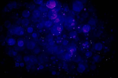 Mor menekşe ve mavi noktalı bulanık fotoğraf. Parlak, parlak bir görünüş. Duvar kağıdı olarak kullanılabilecek kadar lüks.