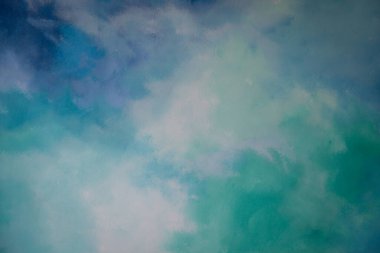 Mavi, mor ve yeşil renklerin dokulu görünümlü bir karışımını içeren soyut fırça darbesi resmi.