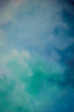 Mavi, mor ve yeşil renklerin dokulu görünümlü bir karışımını içeren soyut fırça darbesi resmi.