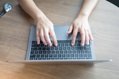 Ev bilgisayarında çalışırken müşterilerle sohbet yazarken ev ofisinde internet üzerinden iletişim kurmak, evden uzaktan öğrenme işi kavramı