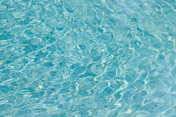 Yüzme havuzunda soyut mavi renk su dalgası arkaplan için saf doğal girdap desen dokusu kullanımı