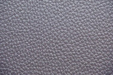 Yumuşak desenli Mor Deri 'nin yakın çekimi. Yüzey küçük, eşit aralıklı tahıllarla kaplı, pürüzsüz ve lüks bir görünüm sağlıyor. Nötr renk ve doğal doku onu çok yönlü bir arkaplan yapar.