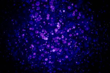 Mor menekşe ve mavi noktalı bulanık fotoğraf. Parlak, parlak bir görünüş. Duvar kağıdı olarak kullanılabilecek kadar lüks.