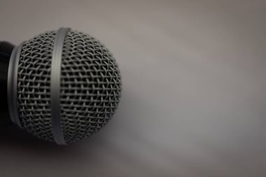 Mikrofonu, klasik arkaplanı olan bir oditoryumdaki kürsüye kapatın.