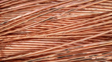 Karışık bakır kablolar karmaşık kıvrımlar ve yansıtıcı dokular sergiliyor.