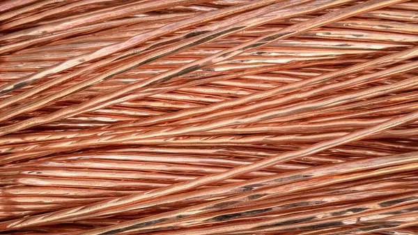 Karışık bakır kablolar karmaşık kıvrımlar ve yansıtıcı dokular sergiliyor.