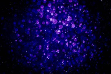 Mor menekşe ve mavi noktalı bulanık fotoğraf. Parlak, parlak bir görünüş. Duvar kağıdı olarak kullanılabilecek kadar lüks.