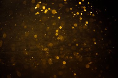 Görünür altın noktalı bulanık fotoğraf ışıl ışıl parlıyor. Lüks ve zevki gösteren bir duvar kağıdı olarak kullanılabilecek kadar lüks görünüyor..