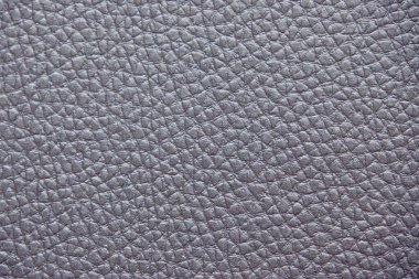 Yumuşak desenli Mor Deri 'nin yakın çekimi. Yüzey küçük, eşit aralıklı tahıllarla kaplı, pürüzsüz ve lüks bir görünüm sağlıyor. Nötr renk ve doğal doku onu çok yönlü bir arkaplan yapar.