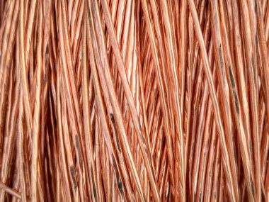 Ayrıntılı dokulara sahip paralel bakır kablolar dizisi.