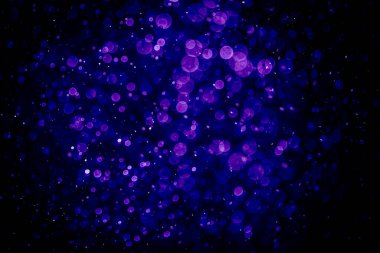 Mor menekşe ve mavi noktalı bulanık fotoğraf. Parlak, parlak bir görünüş. Duvar kağıdı olarak kullanılabilecek kadar lüks.