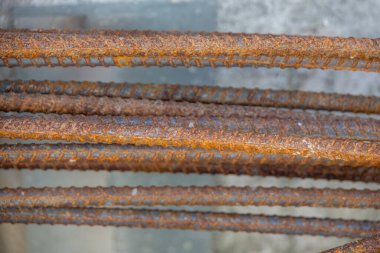 İnşaat için hazırlanmış çelik bir demir kafesi olan beton bir temele yakın çekim. İnşaat desteğinin ilk aşamasını gösterir