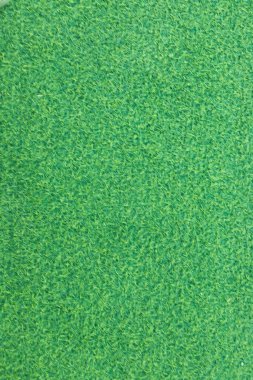Detaylı deseni ve canlı rengi olan yemyeşil yapay çimenlere yakın çekim