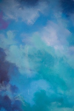 Mavi, mor ve yeşil renklerin dokulu görünümlü bir karışımını içeren soyut fırça darbesi resmi.