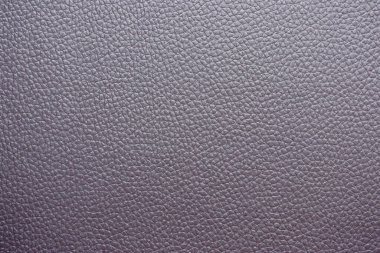 Yumuşak desenli Mor Deri 'nin yakın çekimi. Yüzey küçük, eşit aralıklı tahıllarla kaplı, pürüzsüz ve lüks bir görünüm sağlıyor. Nötr renk ve doğal doku onu çok yönlü bir arkaplan yapar.